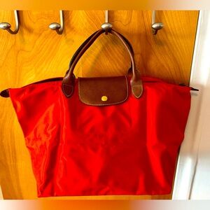 Never worn Longchamp Le Pliage in a beautiful deep orange